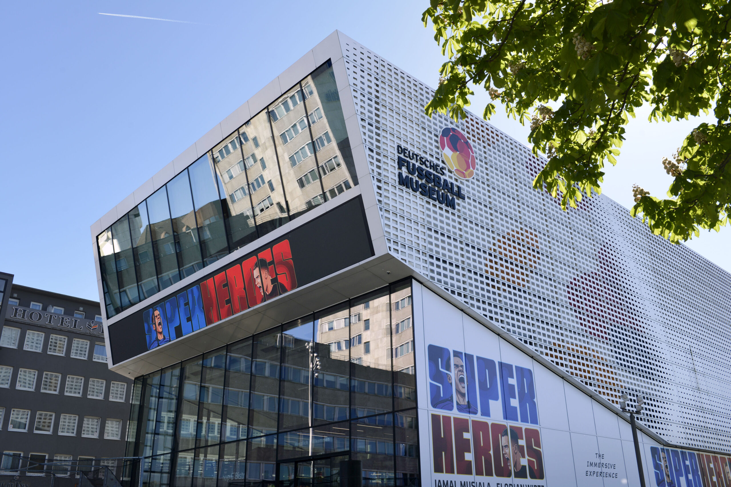 26 k werk dfm superheroes fassade 1