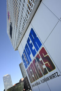 26 k werk dfm superheroes fassade 3