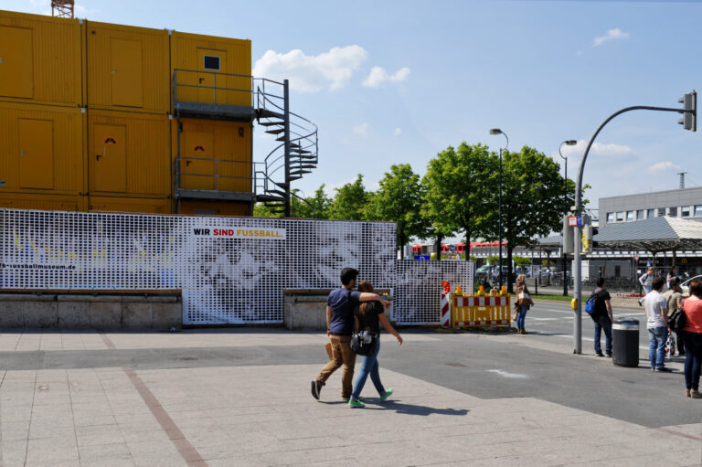 dfm bauzaun 06 05 2013, dortmund