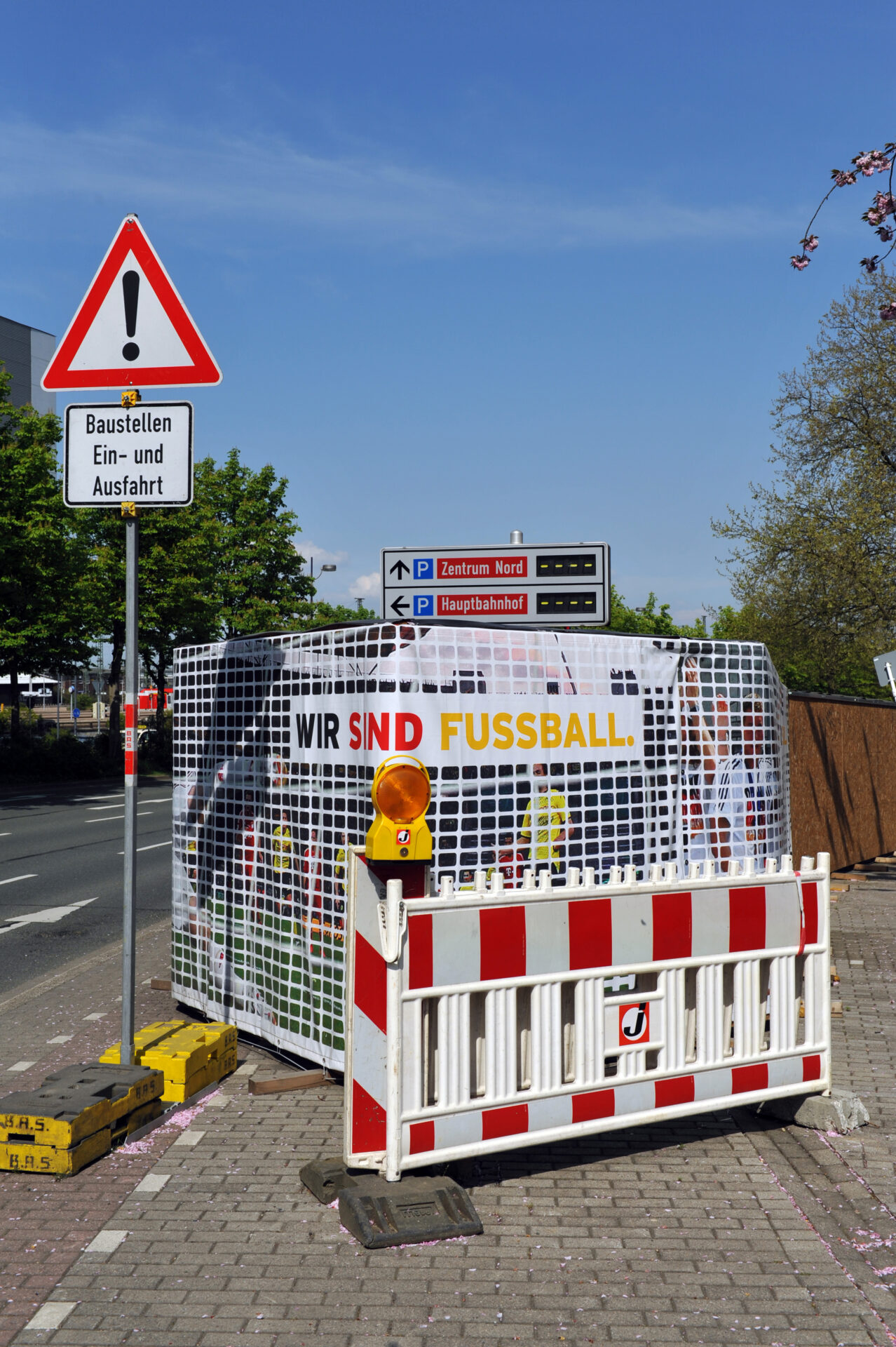 dfm bauzaun 06 05 2013, dortmund