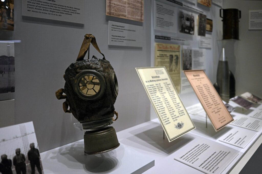 26 k werk dfm kriegsvitrine 06